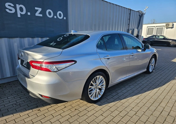 Toyota Camry cena 97047 przebieg: 152000, rok produkcji 2019 z Kożuchów małe 562